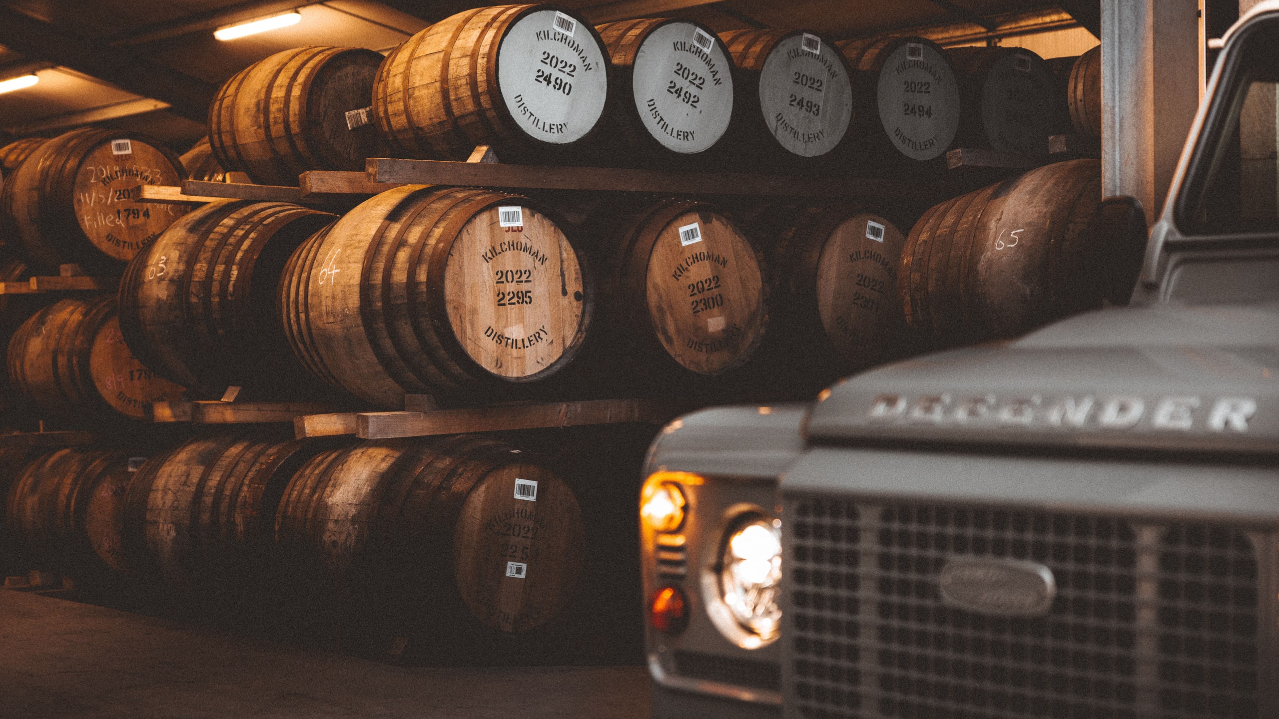 Kilchoman Distillery en Classic Defender Works V8 Islay Edition.
