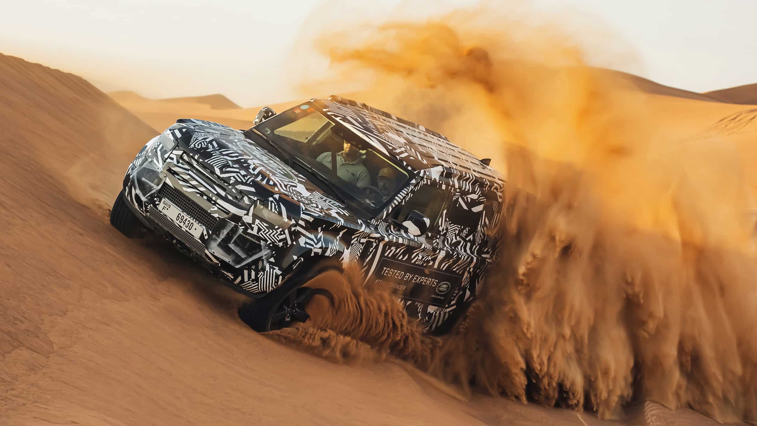 De nieuwe Land Rover Defender is in de woestijn