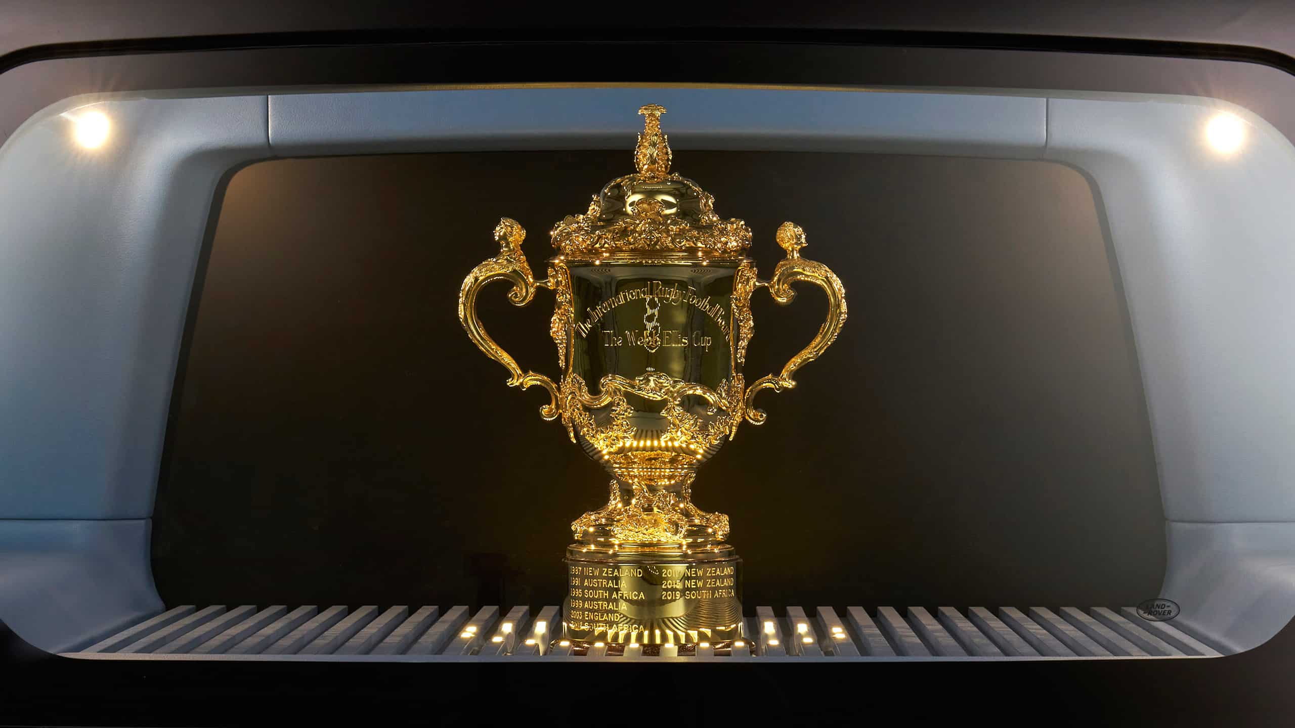 De Defender Rugby World Cup 2023 Trophy Car 