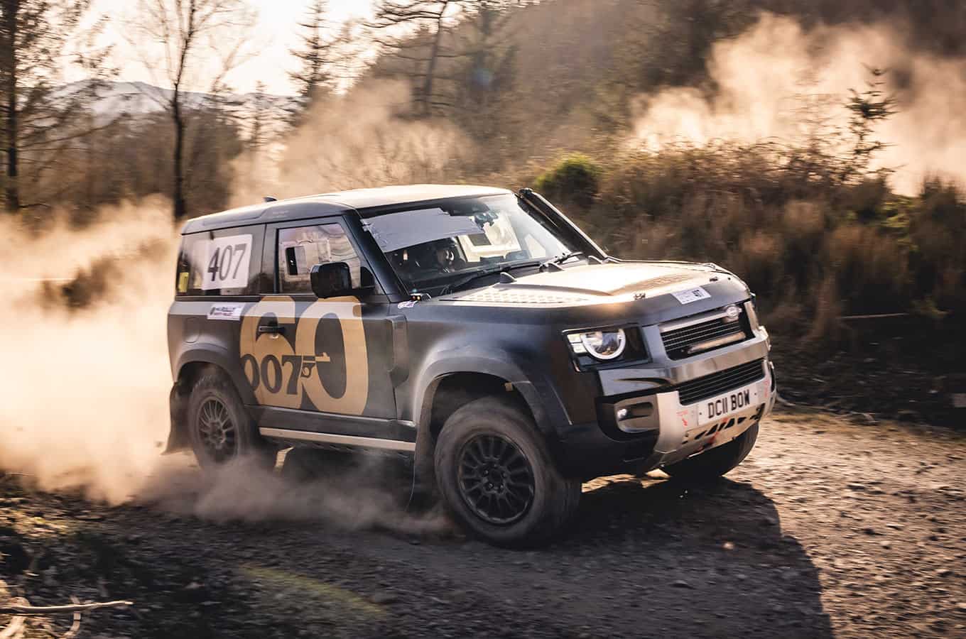 Defender rally-auto eert 60 jaar James Bond – Land Rover