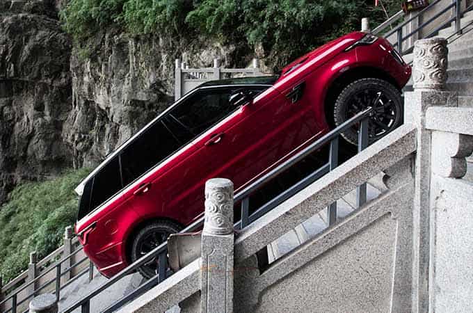 De New Range Rover Sport PHEV heeft de Tianmen Mountain overwonnen